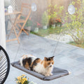Hamaca cama elevada para gatos Nuzzo en un salón