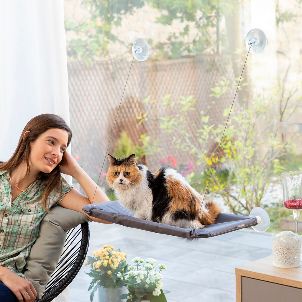 Hamaca cama elevada para gatos Nuzzo en un salón