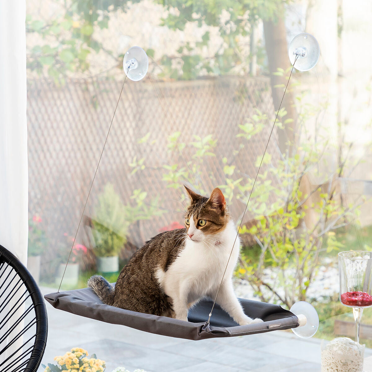 Hamaca cama elevada para gatos Nuzzo en un salón